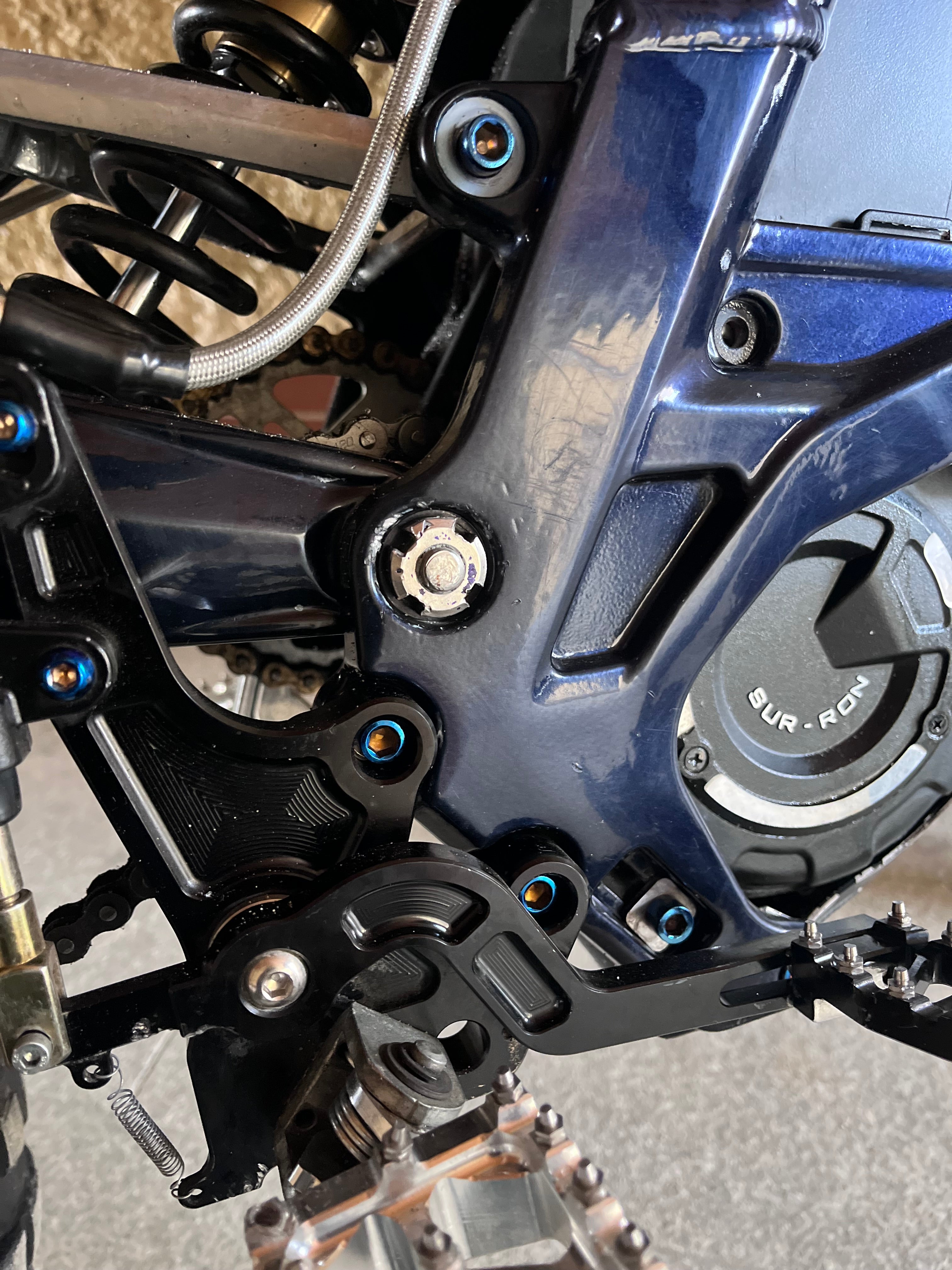 Śruby tytanowe do mocowania podnóżków Surrona – zestaw 4 sztuk