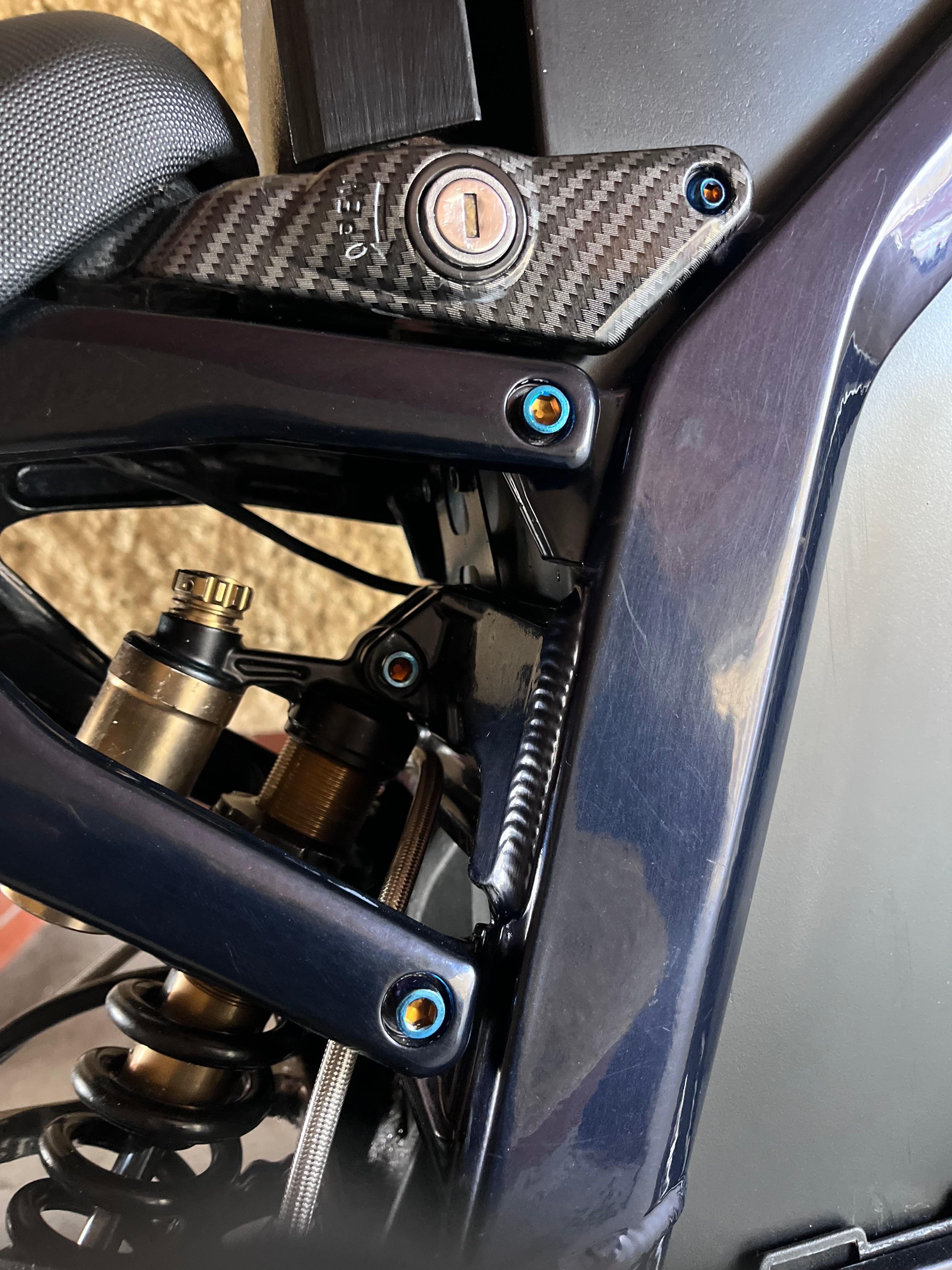 Śruba tytanowa do tylnego amortyzatora przy ramie Surrona – 1 sztuka