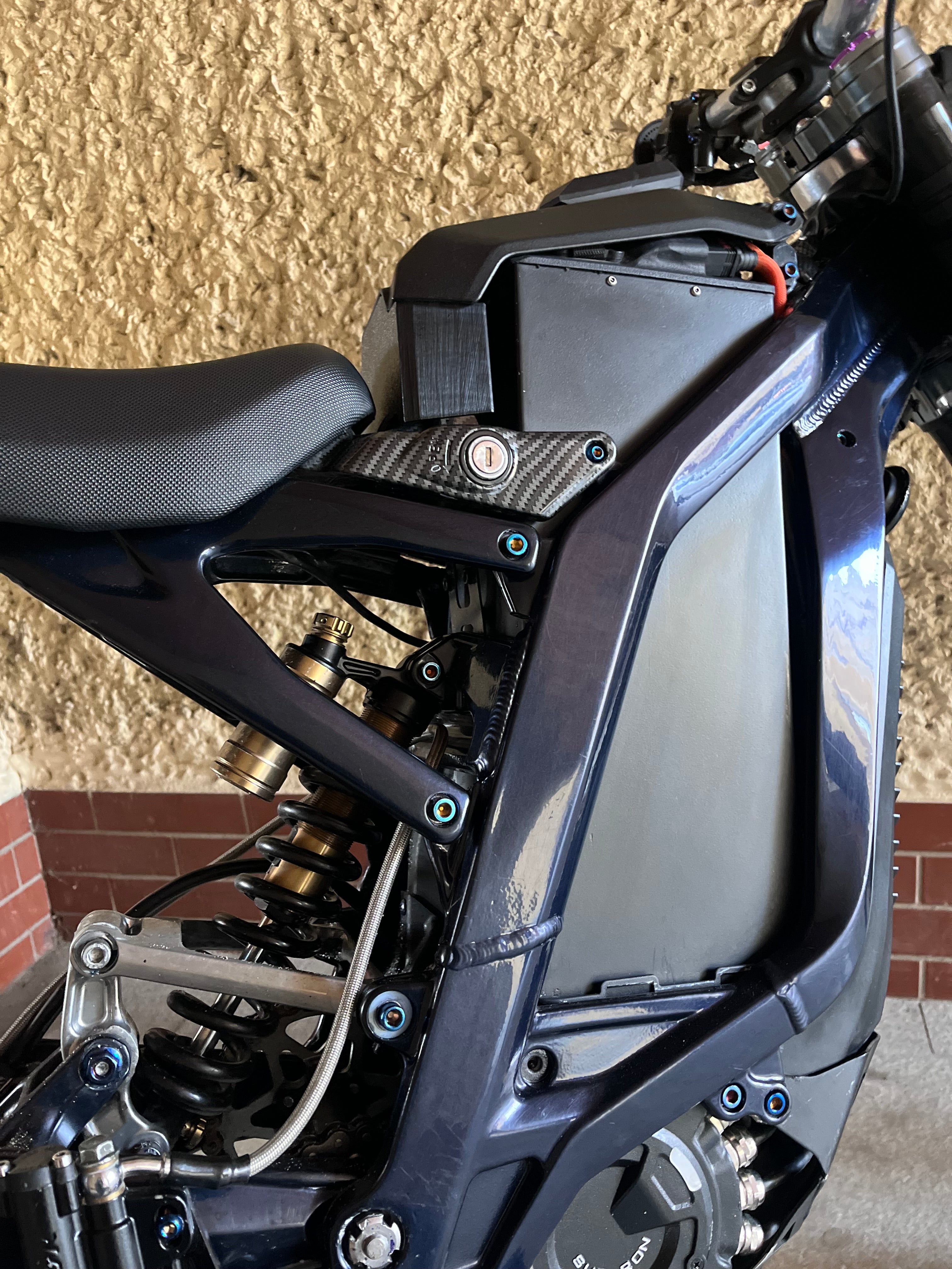 Śruby tytanowe do mocowania trójkąta amortyzatora Surrona – zestaw 2 sztuk