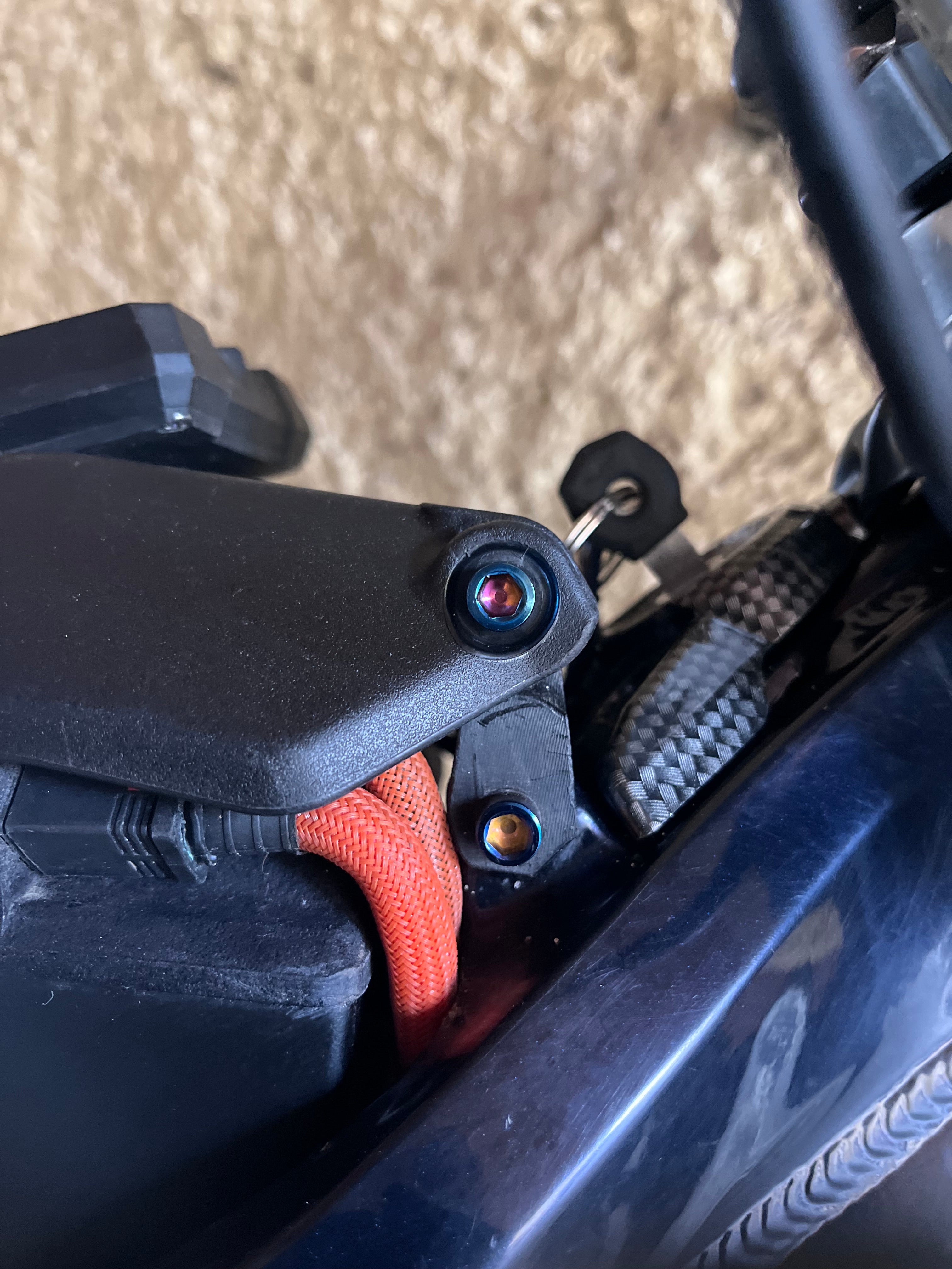 Śruby Tytanowe Klapa Baterii 2szt