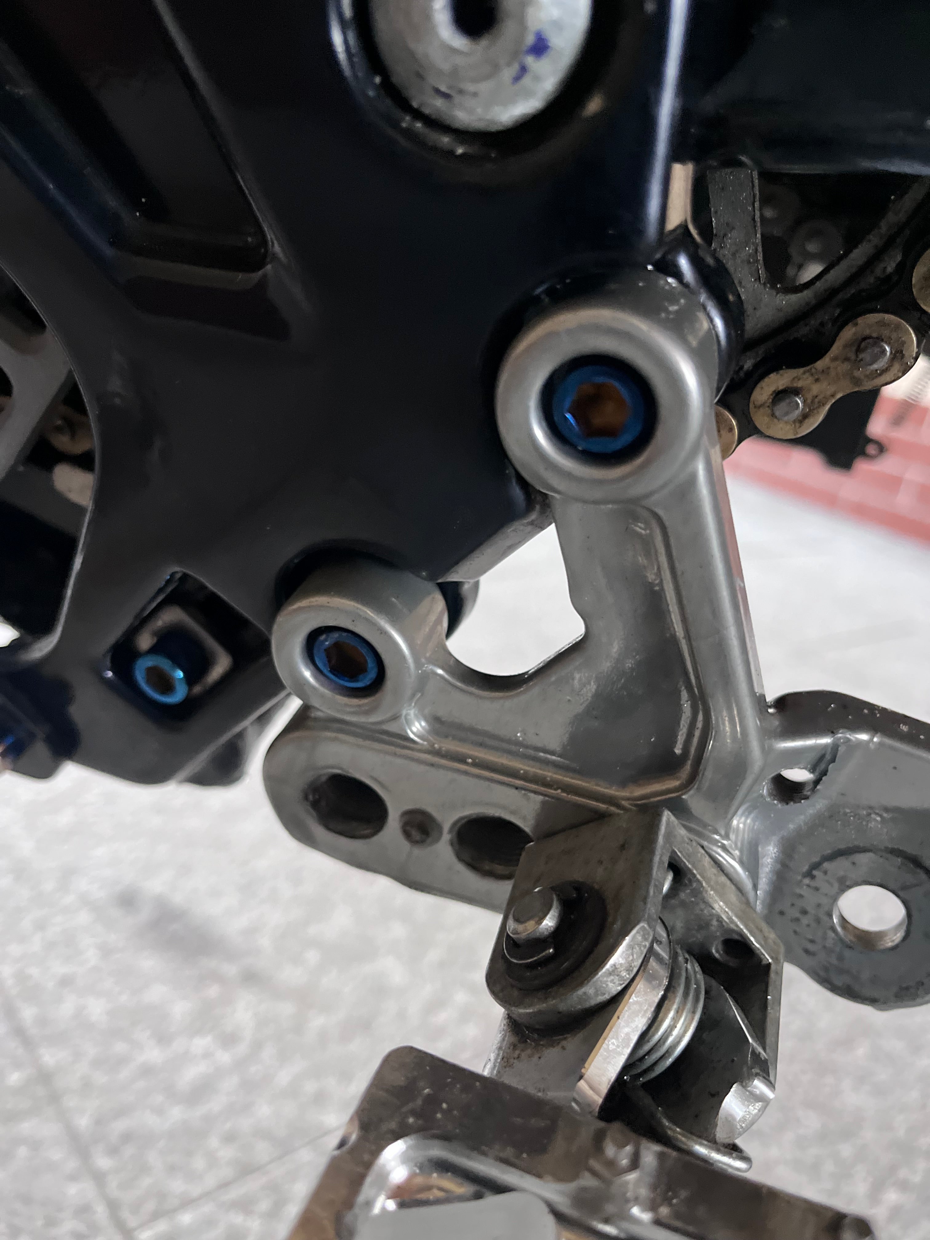 Śruby tytanowe do mocowania podnóżków Surrona – zestaw 4 sztuk