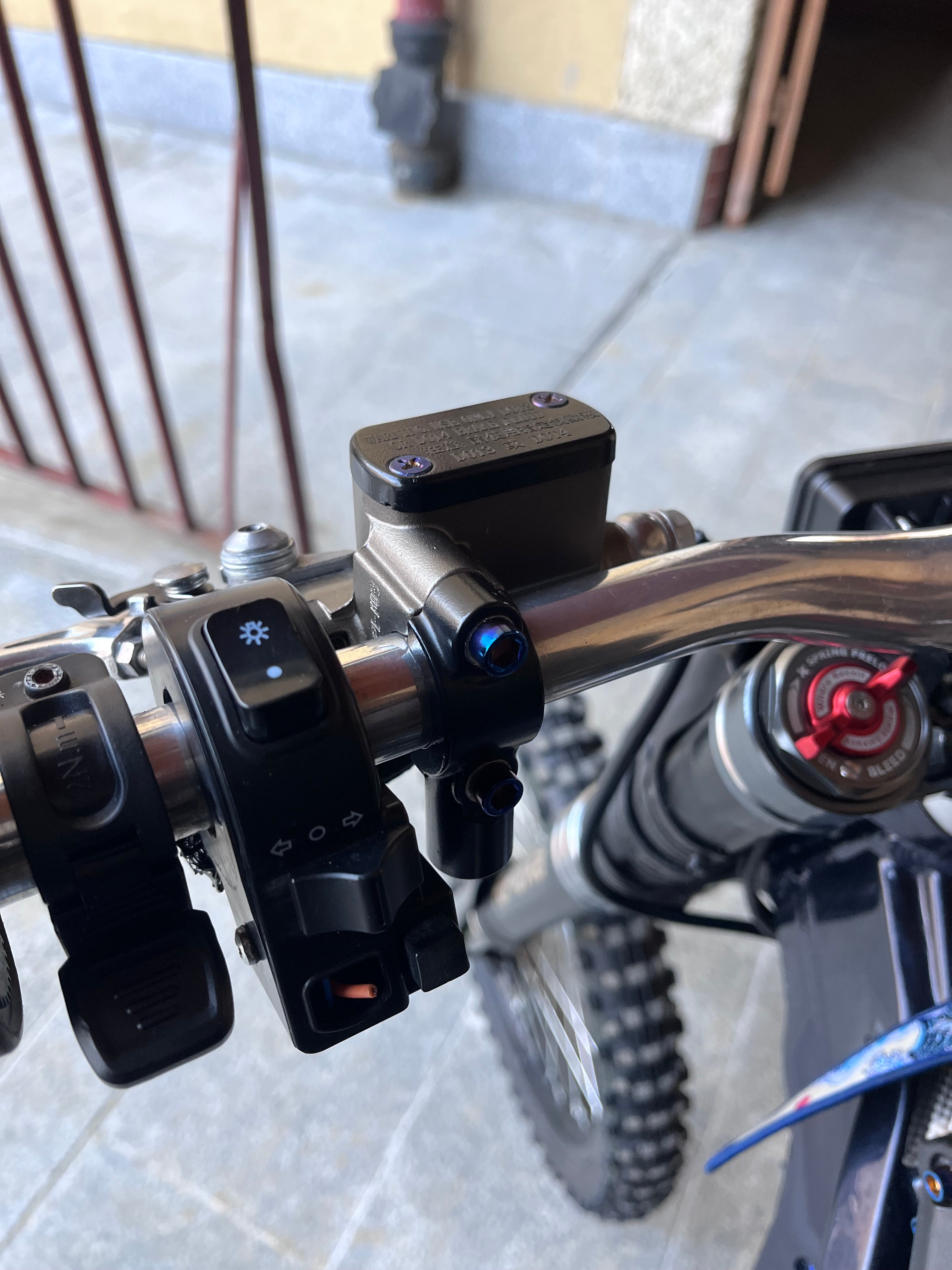 Śruby tytanowe do hamulca przy kierownicy Ultra Bee – zestaw 2 sztuk