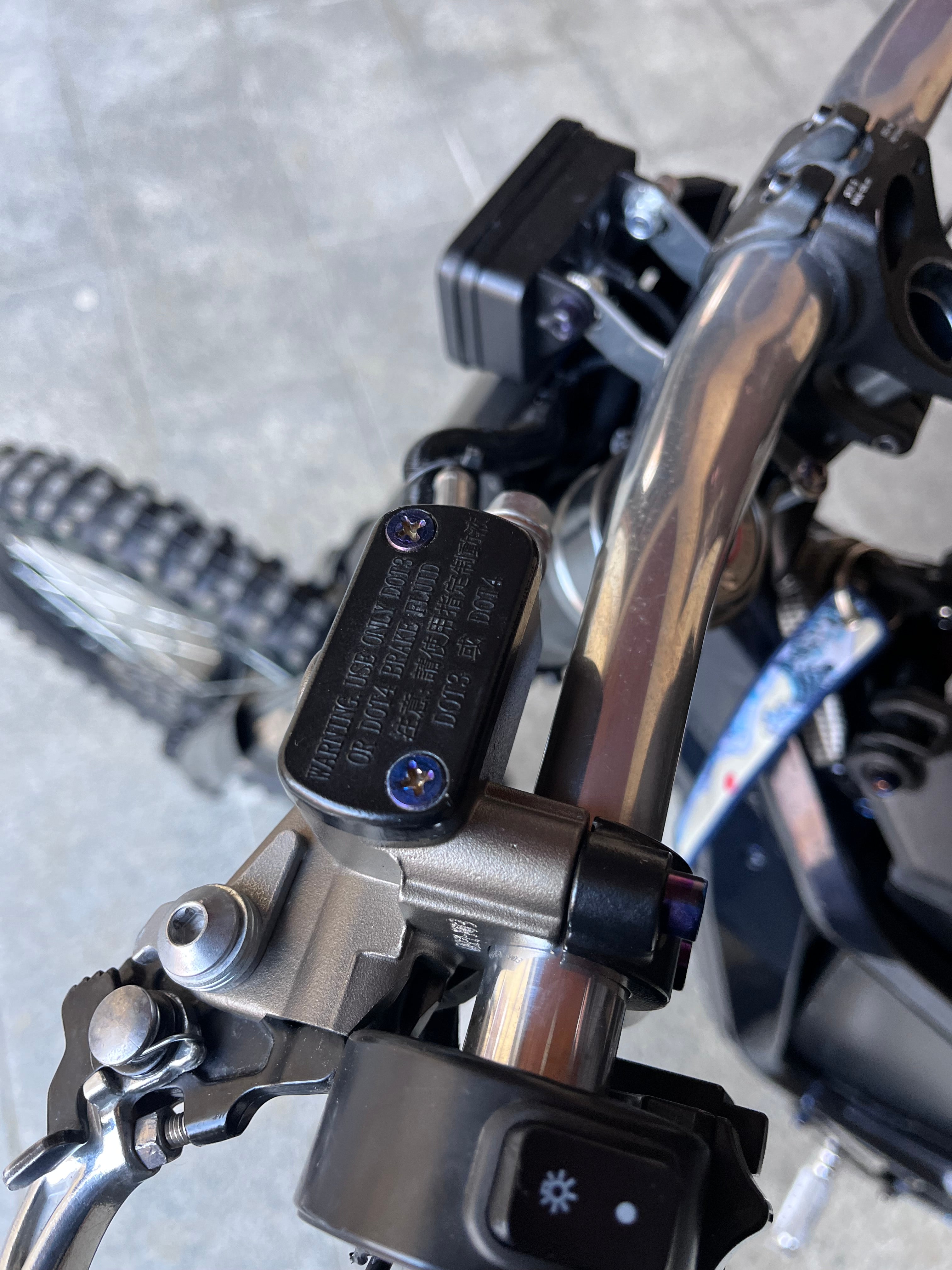 Śruby tytanowe do hamulca przy kierownicy Ultra Bee – zestaw 2 sztuk, krzyżak