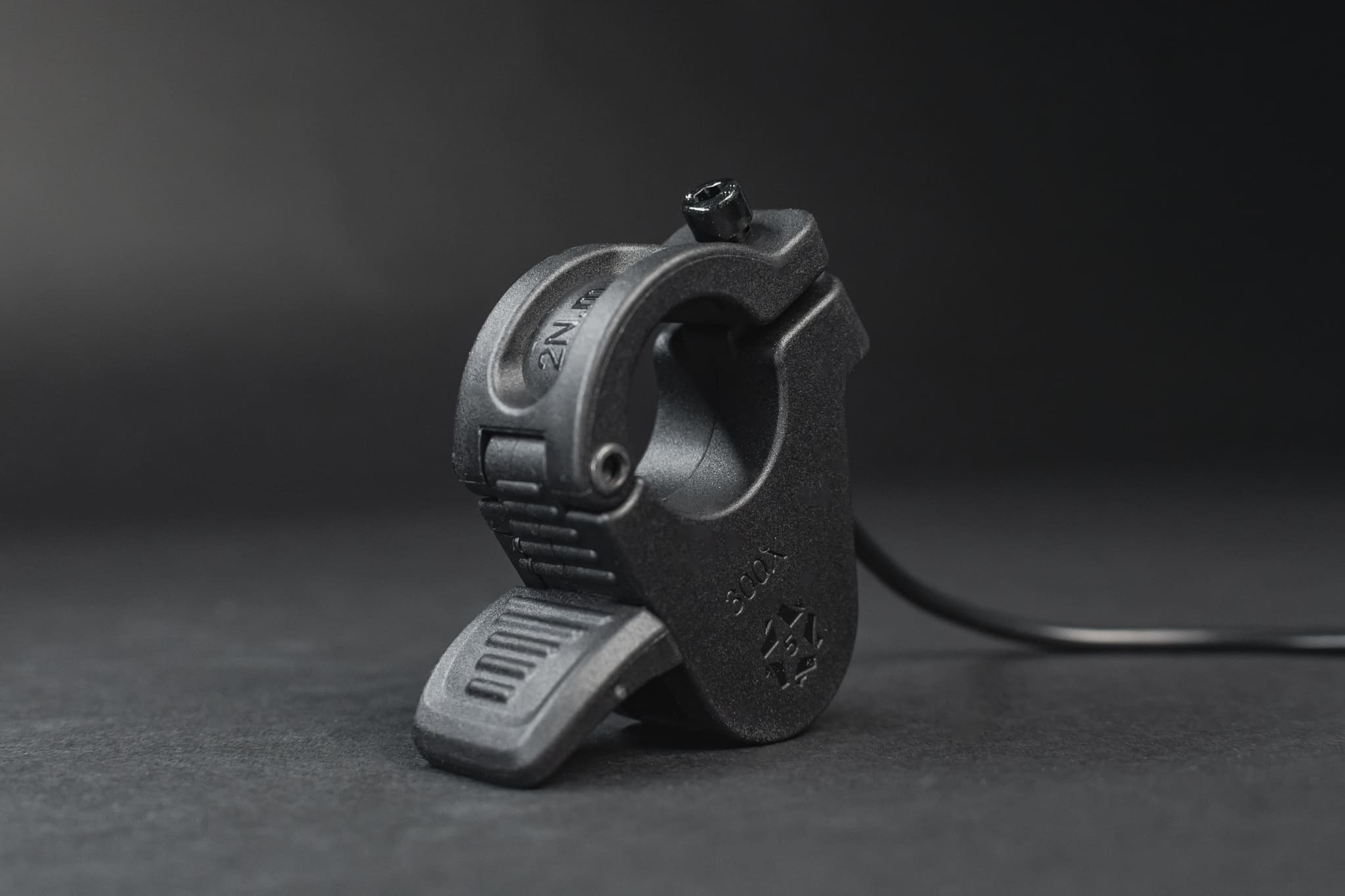 Manetka kciukowa Torp do hamowania regeneracyjnego oraz jazdy do tyłu